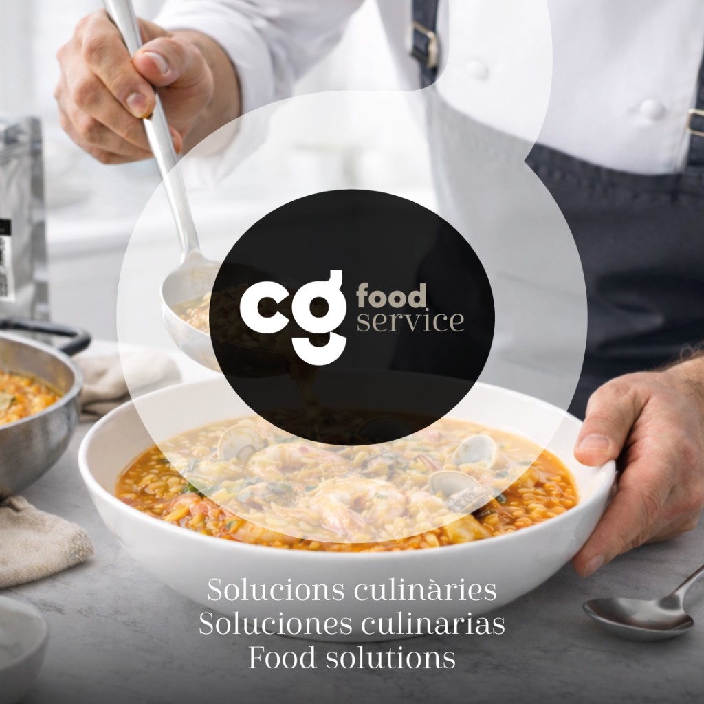 Chef sirviendo un arroz con marisco; logotipo Can Garriga Food Service y textos de soluciones culinarias